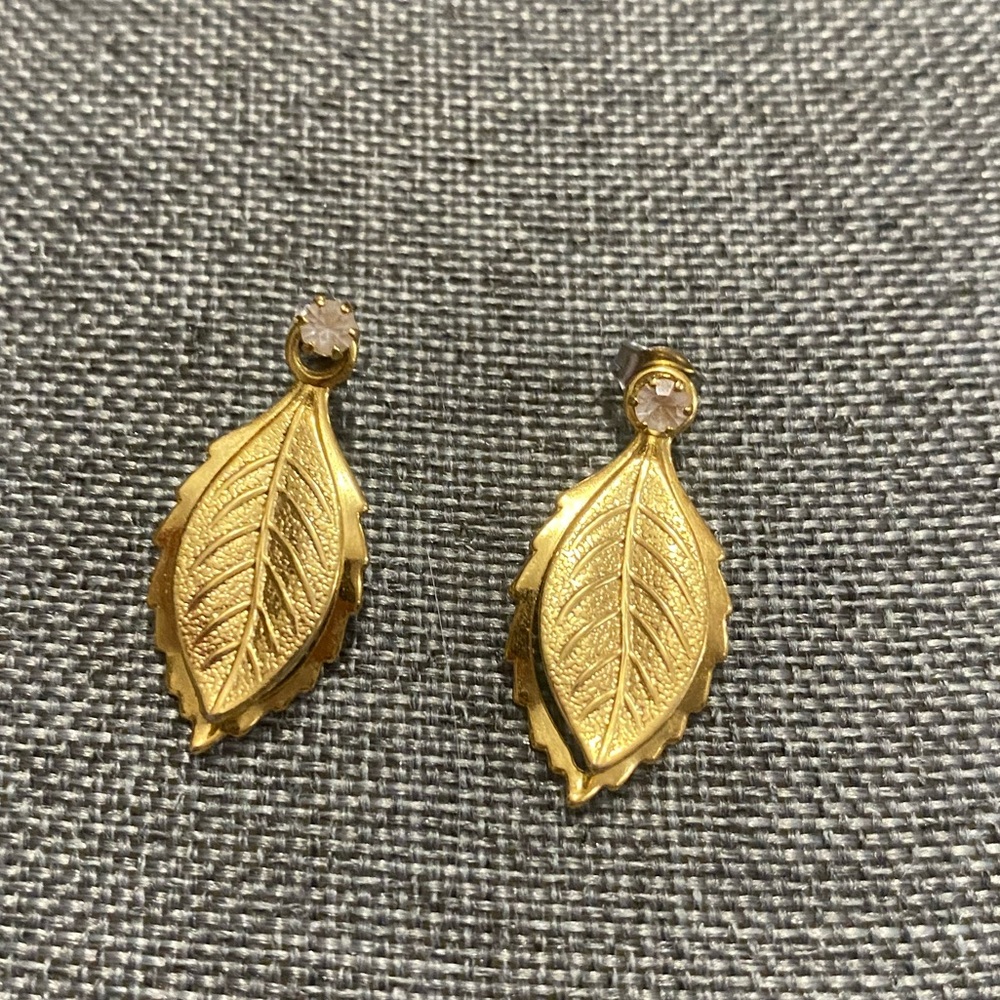 Goldtone leaf jacket with pierced Crystal stone.